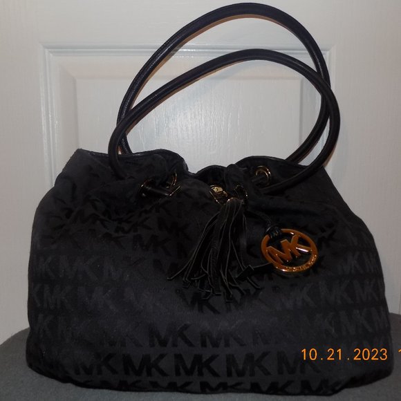 ❤️Saved for Phyllis❤️Like New!Michael Kors Black Drawstring Large Bag - Picture 1 of 5